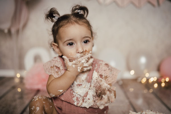 Smash the Cake Fotoshooting Torte Zermatschen Fotoshooting Cakesmash Cakesmashshooting Babys erster Geburtstag Familienfotograf Bielefeld Gütersloh Paderborn Cakesmashfotograf Paderborn Herford