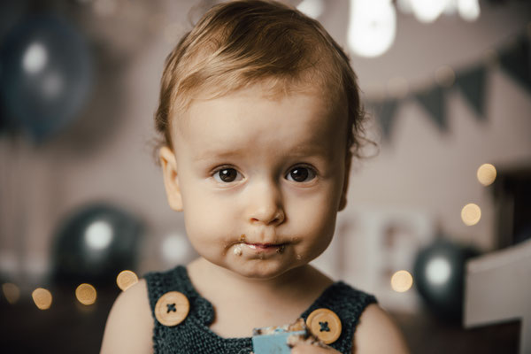 Smash the Cake Fotoshooting Torte Zermatschen Fotoshooting Cakesmash Cakesmashshooting Babys erster Geburtstag Familienfotograf Bielefeld Gütersloh Paderborn Cakesmashfotograf Paderborn Herford
