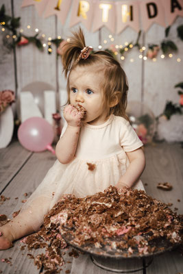 Smash the Cake Fotoshooting Torte Zermatschen Fotoshooting Cakesmash Cakesmashshooting Babys erster Geburtstag Familienfotograf Bielefeld Gütersloh Paderborn Cakesmashfotograf Paderborn Herford