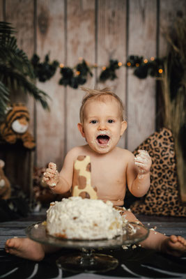Smash the Cake Fotoshooting Torte Zermatschen Fotoshooting Cakesmash Cakesmashshooting Babys erster Geburtstag Familienfotograf Bielefeld Gütersloh Paderborn Cakesmashfotograf Paderborn Herford