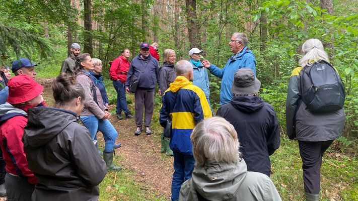 Udo erklärte die Zusammenhänge von Wald und Moor. | Foto: Monty Erselius 2026, Quaßliner Moor