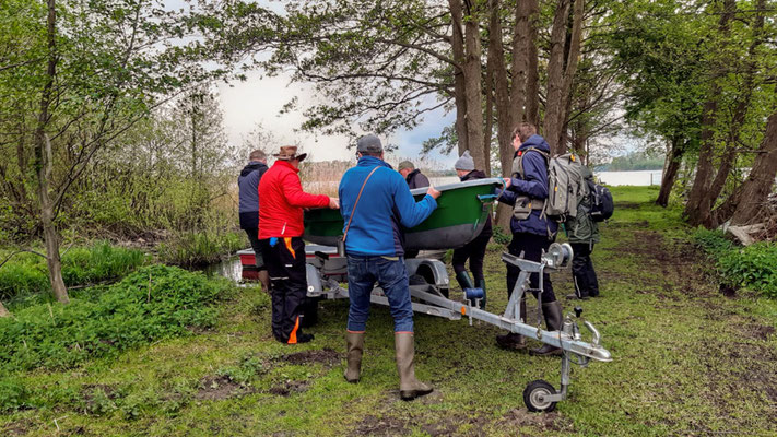 Gemeinsam wird das Boot zu Wasser gelassen. | Foto: Katrin Kamrath 2026, Krakower Obersee