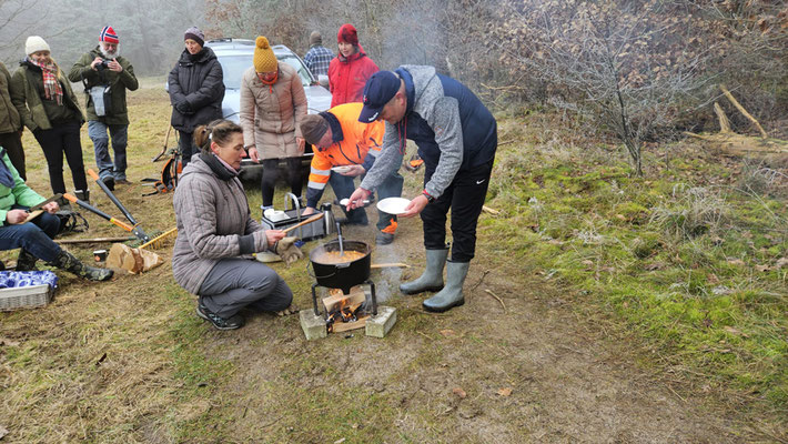 Nach der Arbeit an frischer mangelte es nicht an Appetit. | Foto: Inge Krueger 2025, Wiese am Großen Pätschsee