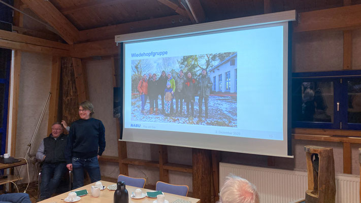 Die Ergebnisse der Wiedehopfgruppe stoßen auf großes Interesse. | Foto: Monty Erselius 2025, Karower Meiler