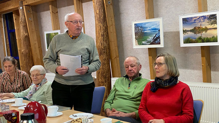 Die Daten vom Langzeitprojekt Klöderpott werden an die Gruppe übergeben. | Foto: Monty Erselius 2025, Karower Meiler
