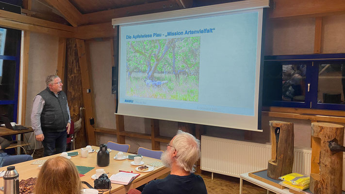 Im neuen Arbeitsplan besitzt die Streuobstwiese einen besonderen Stellenwert. | Foto: Monty Erselius 2025, Karower Meiler