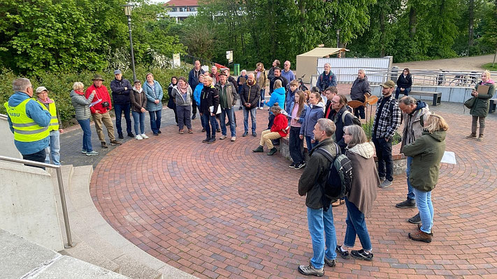 Udo Steinhäuser und Kerstin Bull geben eine kurze Einführung zur Nachtigall. Foto: Monty Erselius 2026, Plau am See 