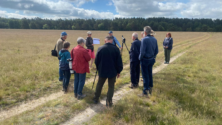 Kerstin Bull stellte das Gebiet vor und berichtete über das Wiedehopfprojekt. | Foto: Monty Erselius 2026, NSG Marienfließ