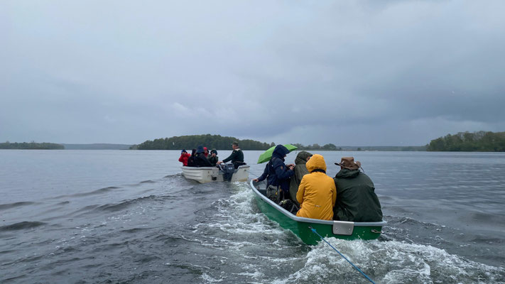 Trotz des Regenwetters herrschte gute Laune, denn Bootsfahrten sind immer lustig. | Foto: Monty Erselius 2026, Krakower Obersee
