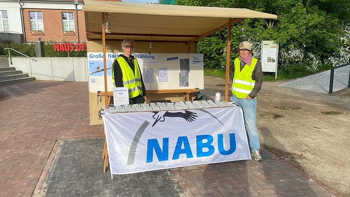 Am NABU Stand vor der Touristinfo Plau am See erwarten Dörthe und Kerstin die Teilnehmenden der großen Nachtigallenzählung. Foto: Monty Erselius 2026, Plau am See