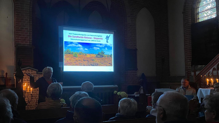 Frau Bening berichtete über Erfolge und Pläne zur Erhalt der Dorfkirche in Darß. | Foto: Monty Erselius 2025, Dorfkirche Darß