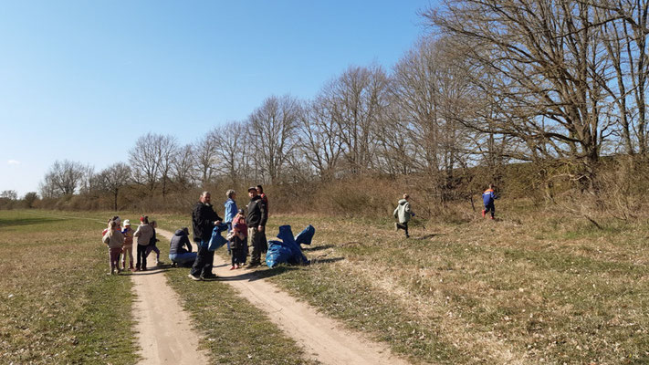 Der Müll wurde an Sammelplätzen abgelegt und später abgeholt.  | Foto: Monty Erselius 2026, Gaarzer See
