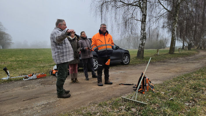 Besprechung der Pflegemaßnahmen. | Foto: Inge Krüger 2026, Wiese am Strandhotel