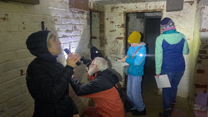 Jenny und Liska halfen uns bei der Artbestimmtung und Dokumentation. | Foto: Monty Erselius 2025, Bunkeranlage Bossow