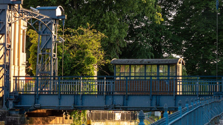Die blaue Hubbrücke wurde 1916 erbaut und ist immer noch regelmäßig im Einsatz | Foto: Lucas Kamrath 2023, Plau am See