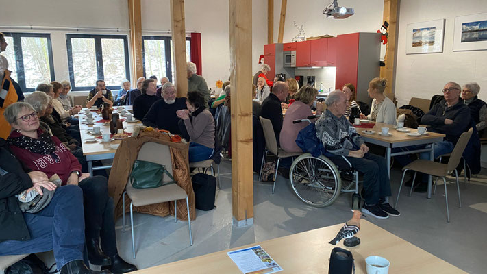 Eine Gruppe von Menschen lauschen einem Votrag über den Wiedehopf.