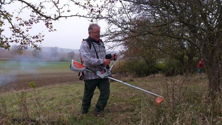 Udo mäht die restlichen Sträucher und Gräser ab | Foto: Dörthe Kemper 2024, Klöderpott