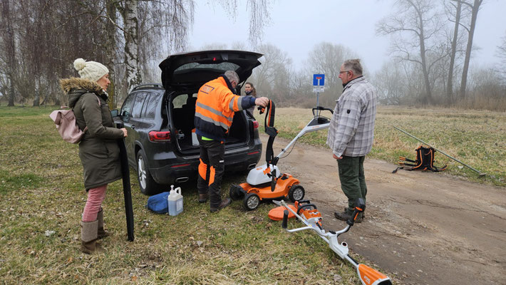 Jens Fengler unterstützt nicht nur mit Manpower sondern auch mit perfekter Technik. | Foto: Inge Krüger 2026, Wiese am Strandhotel