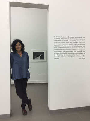 Adriana Lestido, neben dem Text zur Ausstellung / Adriana Lestido, al lado del texto sobre la exposición