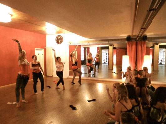 JGA-/Hen-/Bachelorette-Party Burlesque-Privatworkshop in Dixie Dynamite's School Of Burlesque & Vintage Dance Studio in München