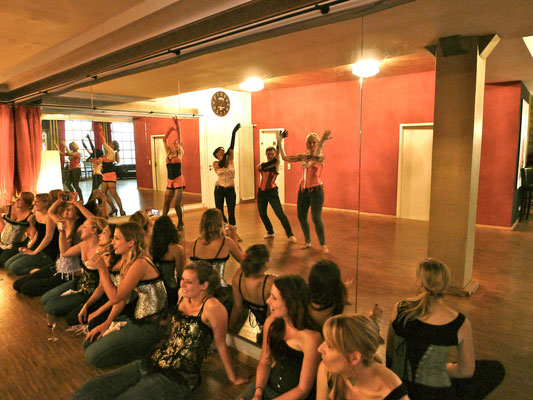 JGA-/Hen-/Bachelorette-Party Burlesque-Privatworkshop in Dixie Dynamite's School Of Burlesque & Vintage Dance Studio in München