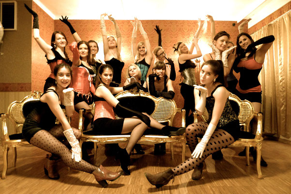 JGA-/Hen-/Bachelorette-Party Burlesque-Privatworkshop in Dixie Dynamite's School Of Burlesque & Vintage Dance Studio in München