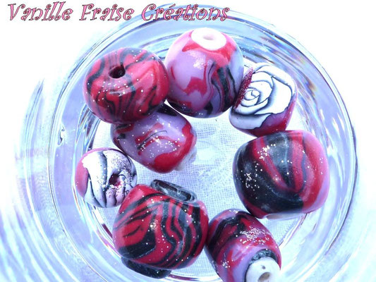 Assortiment de perles rouges/noires / blanches, en pâte Fimo. 6€ le lot de 8 perles