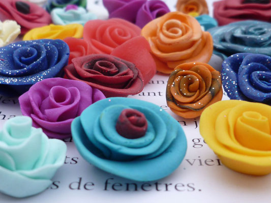 Petites roses  à coller en pâte Fimo, multicolores (dimensions entre 10mm et 20mm).  A partir de 0,80€ à 1€ suivant la taille