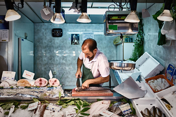 Rafa, el pescadero del mercado de Toledo es una persona amable, de conversación inteligente y de oficio apoyado en la tradición familiar. Pertenece a un género de profesionales que no sólo conoce cómo hacer bien su labor, sino que conoce las preferencias 