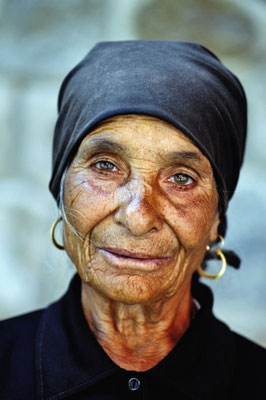 En la Plaza del Juego de Pelota, tras comprar el pan, aproveché para hacer una foto a mi vecina. Su rostro tiene una expresividad fuera de lo común.