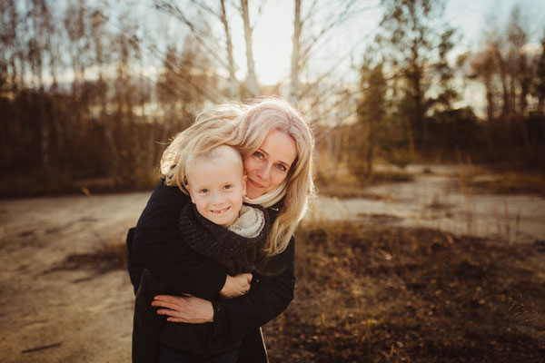 Mama umarmt Sohn