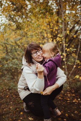 Mädchen küsst Mama
