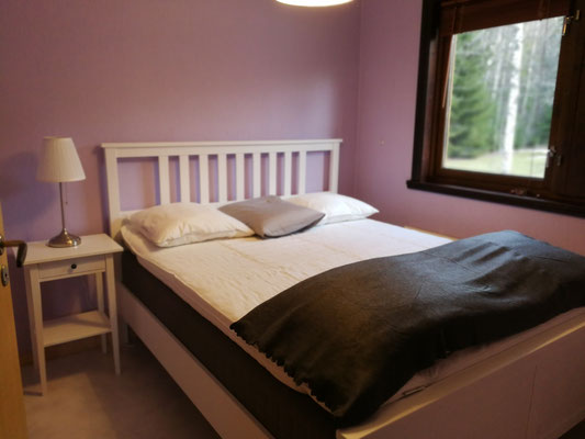 Gästehaus: Das Schlafzimmer mit dem Boxspringbett mit 1,60 x 2,00 m.