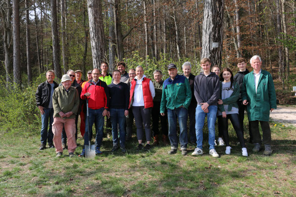 Gruppenfoto nach getaner Arbeit - der Boden war hart und steinig und es war schwer Pflanzlöcher auszuheben