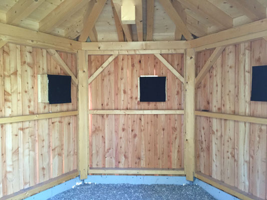 Blick ins Innere der Brutbeobachtungsstation mit den abgedeckten Nestkästen die die Vögel von außen durch das Einflugsloch erreichen