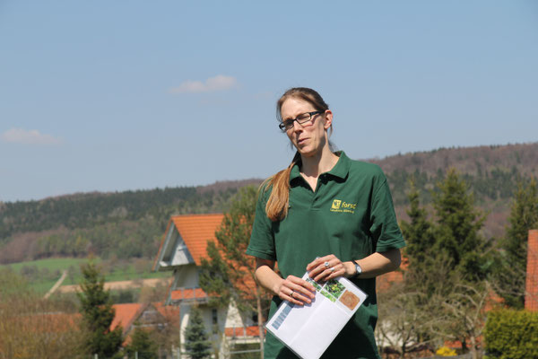 Frau Nina Hainzl gibt Erläuterungen zum Wildapfel