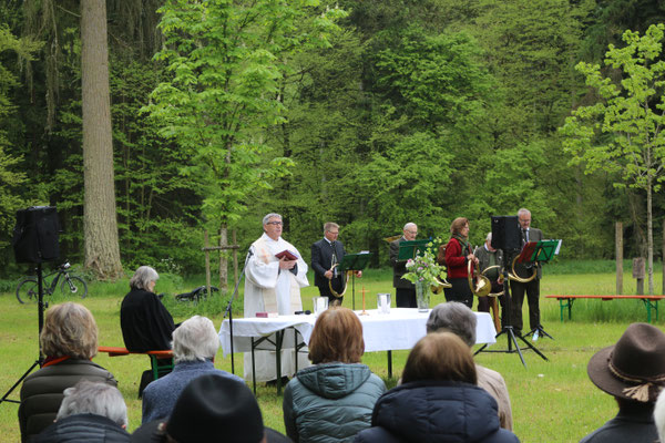 Blick auf Altar und Jagdhornbläser