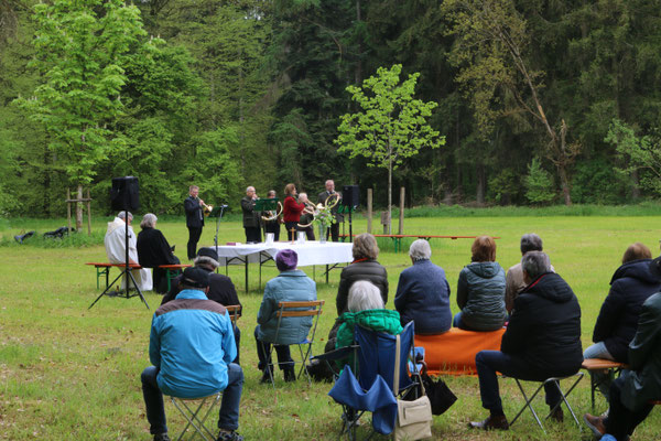 Teilansicht auf Altar und Jagdhornbläser