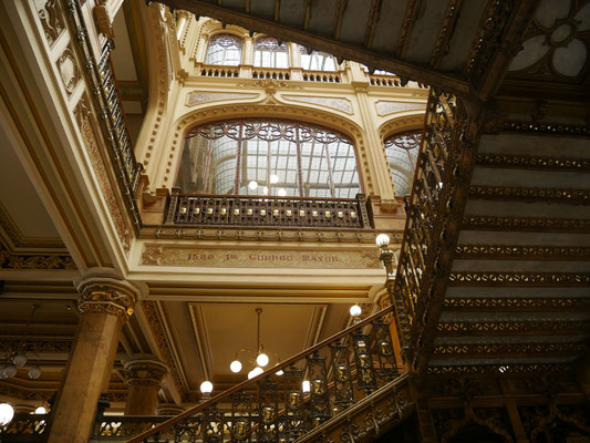 Palacio de Correos, poste centrale