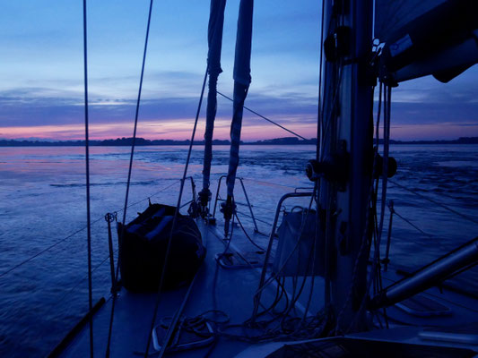 Entrée au petit matin dans le Golfe du Morbihan