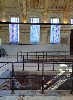 Wassermusik I-III 3-teilig Acryl/Luftpolsterfolie je ca. 150x330cm 2023 aufgenommen im Klärwerk Krefeld-Uerdingen 2023 anlässlich der Ausstellung Spielarten der Abstraktion