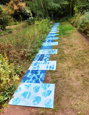 Anatomie der Blautöne 29-teilig Acryl/Verbundplatte 1450x75cm 2022, hier im Botanischen Garten Duisburg Duissern August 2022