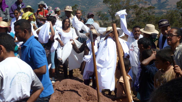 Madagascar cérémonie de retournement des morts