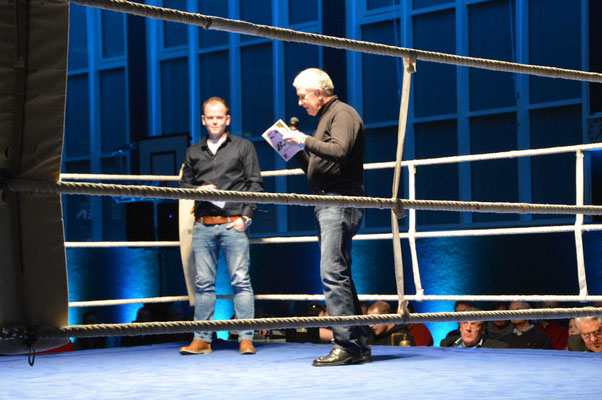 Sören (l.) und Siegfried Stinski (r.) begrüßen die Zuschauer zur Jubiläumsveranstaltung.