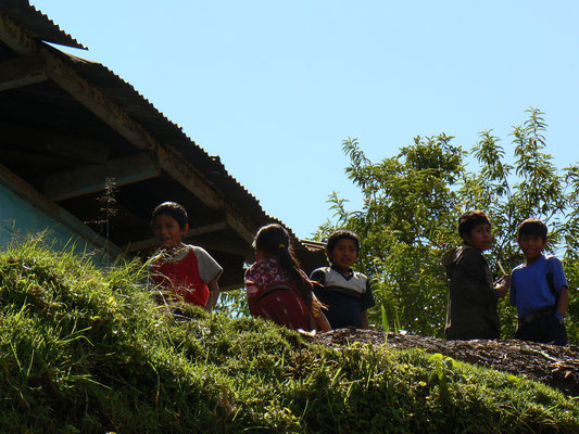 Triangle d Ixil, village de Xeo - les enfants qui fuient en riant en voyant l appareil photo. Ca devient un jeu avec eux.