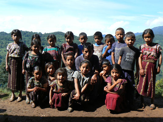 Triangle d Ixil, village de Xeo - on s improvise photographes de classe. Photos qu on a imprimees ensuite dans un autre village pour qu ils puissent les accrocher dans les salles de classes.