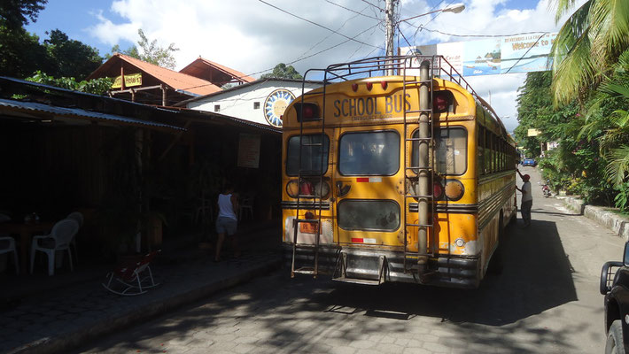 Isla Ometepe - les anciens bus scolaires americains sont rachetes par les Nicas qui s en servent de bus publics