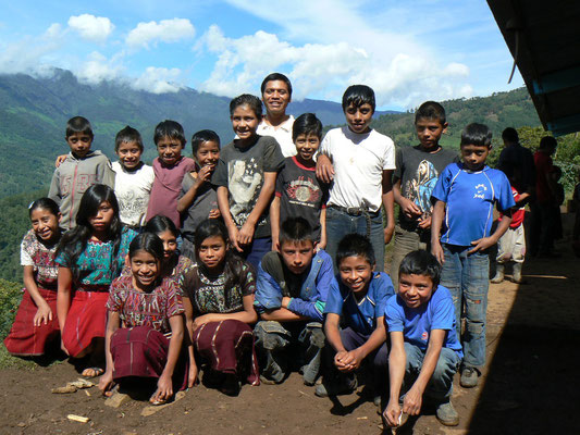Triangle d Ixil, village de Xeo - on s improvise photographes de classe. Photos qu on a imprimees ensuite dans un autre village pour qu ils puissent les accrocher dans les salles de classes.