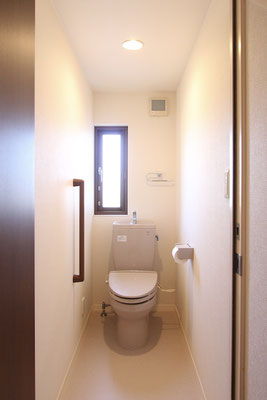 和室からも2階の部屋からも行きやすい中2階に設けられたトイレ