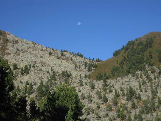 Mond über den Bergen